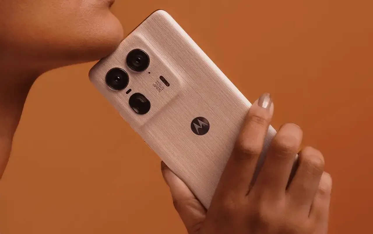 जून में इस दिन लॉन्‍च होगा: दुनिया का पहला Real Wood Body वाला Motorola का स्‍मार्टफोन, AI फीचर्स से होगा लैस