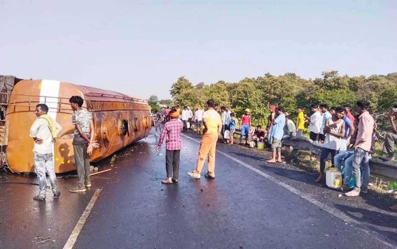 MP News: नरसिंहपुर में पलटा सोयाबीन तेल से भरा टैंकर, डिब्बे-कुप्पे लेकर तेल लूटने पहुंचे लोग