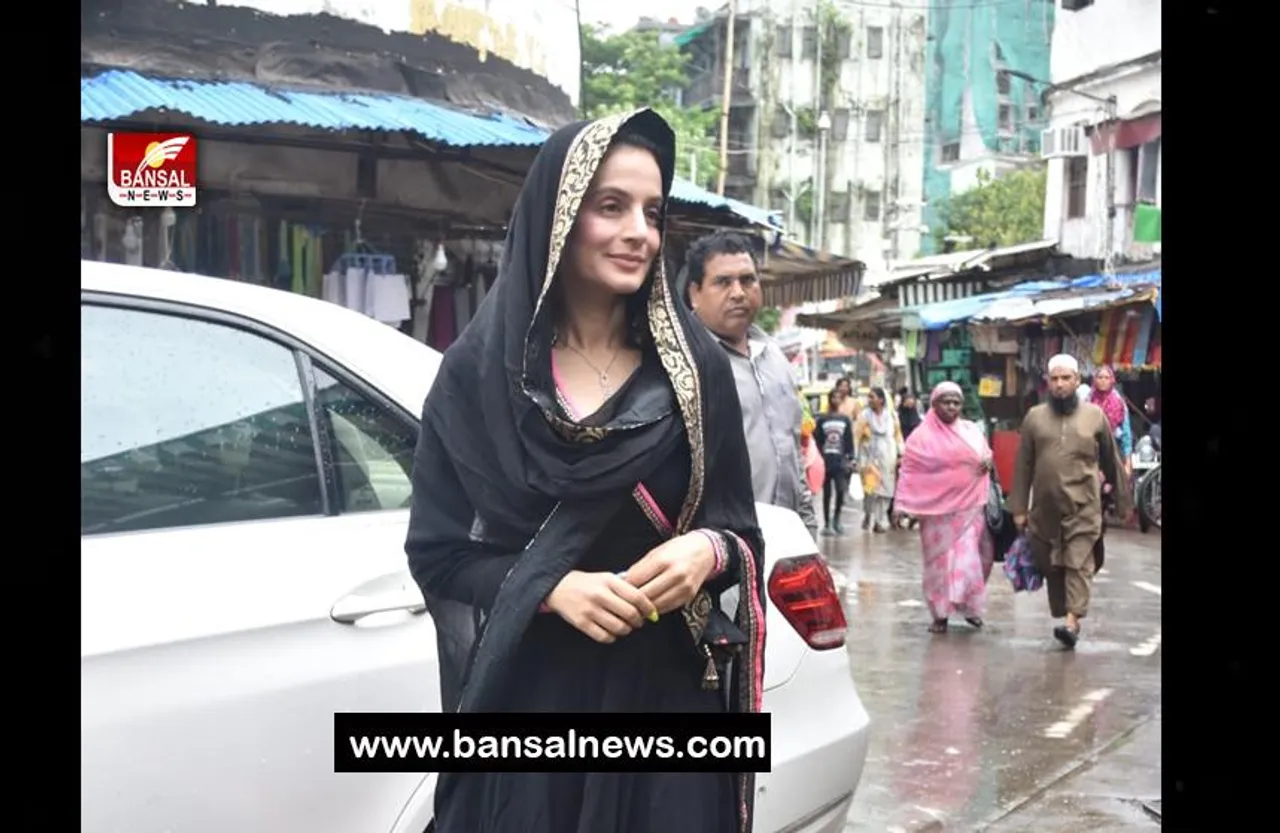 Ameesha Patel Mahim Dargah: सकीना पहुंची मुंबई की माहिम दरगाह, ट्रोलर्स बोल उठे- अब भक्त तुम्हारी फिल्म नहीं देखेंगे