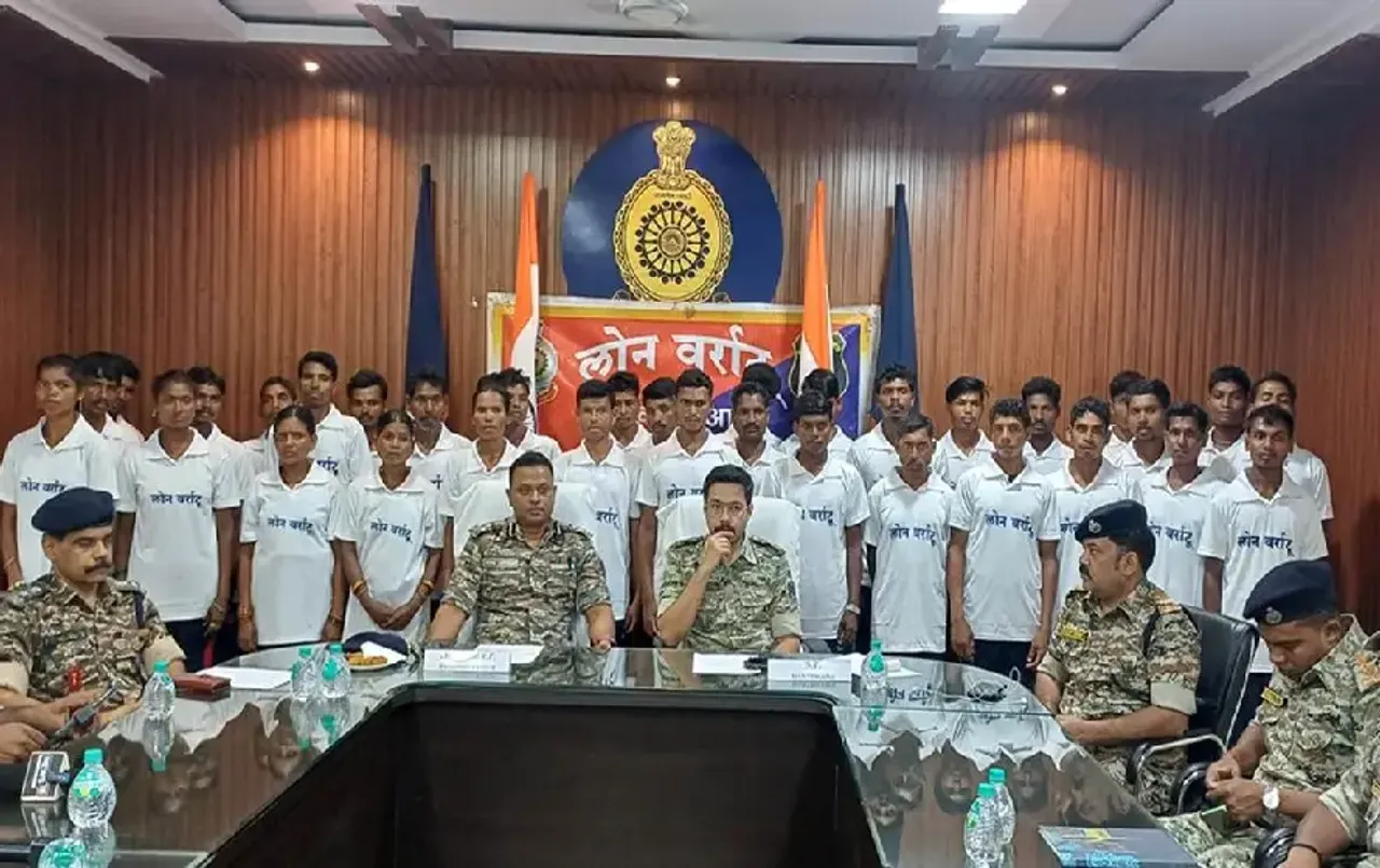 Naxalite News Dantewada: इनामी नक्‍सलियों ने डाले हथियार; Chhattisgarh Govt ने आत्‍मसमर्पण पर दी इतनी राशि