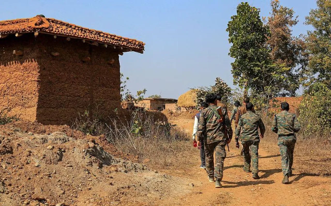 Naxalites Encounter: नारायणपुर में पुलिस ने 8 नक्सलियों को किया ढेर, 8 लाख का इनामी कमांडर भी मारा गया