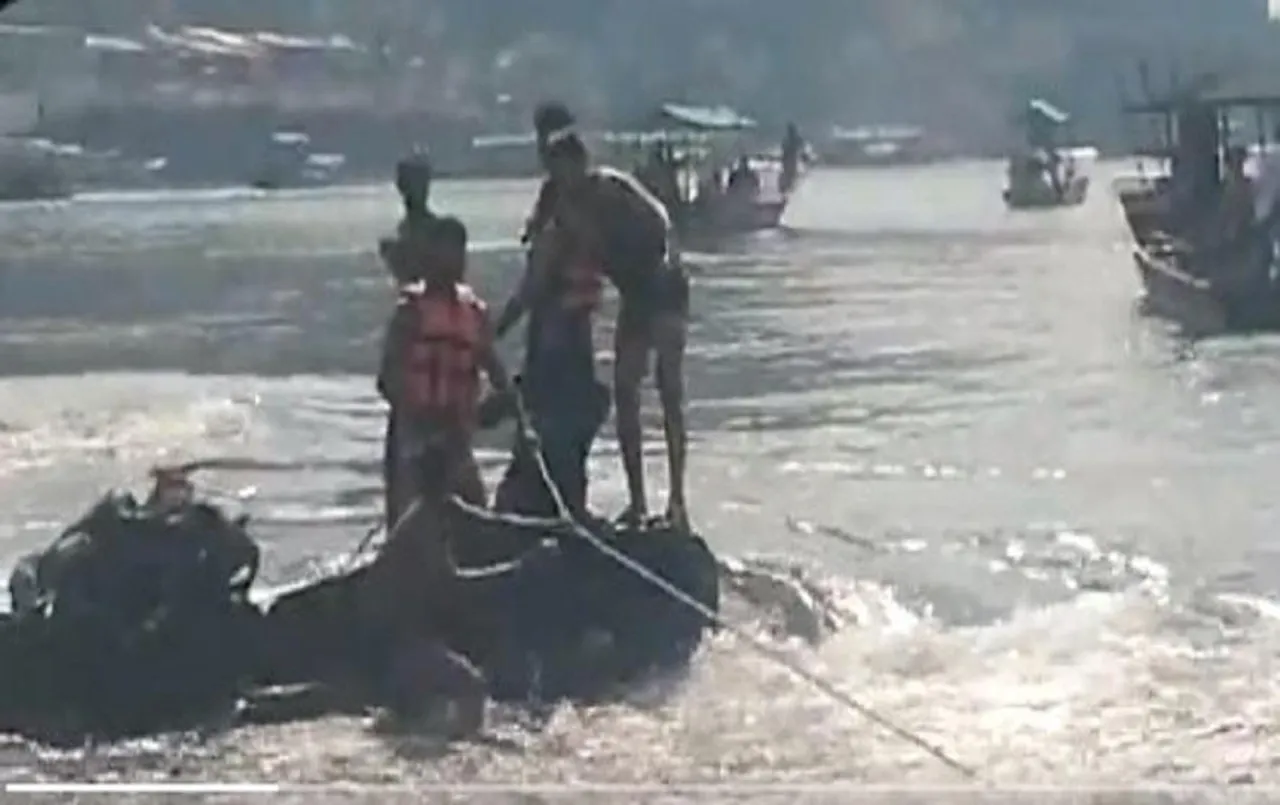 Omkareshwar News :अचानक बांध से छोड़ा गया पानी, 15 श्रद्धालु चट्टान में फंसे