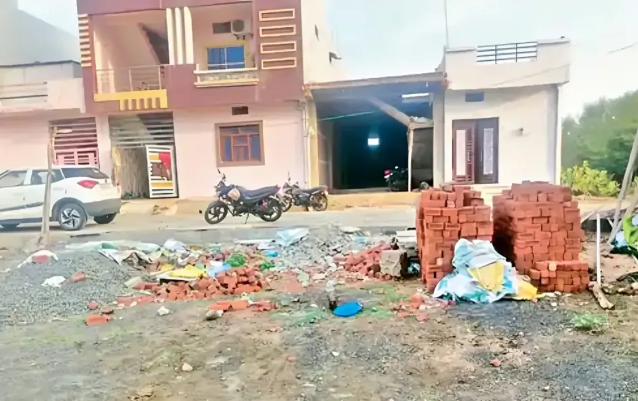 गरीबों के हक पर डाका: बेघरों को मिलना था PM आवास का लाभ, इन अमीर नेताओं ने ले लिए मजे