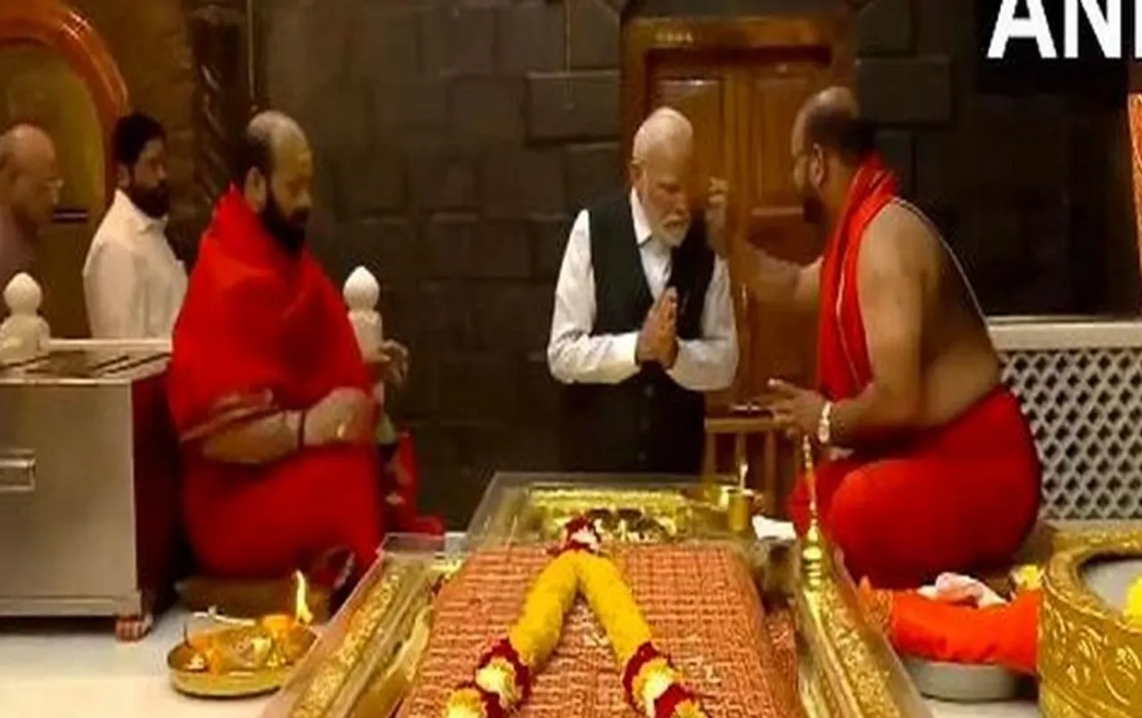 PM Modi Shirdi: श्री साईबाबा समाधि मंदिर में पीएम मोदी ने की पूजा, कई विकासकारी योजनाओं का करेंगे उद्घाटन