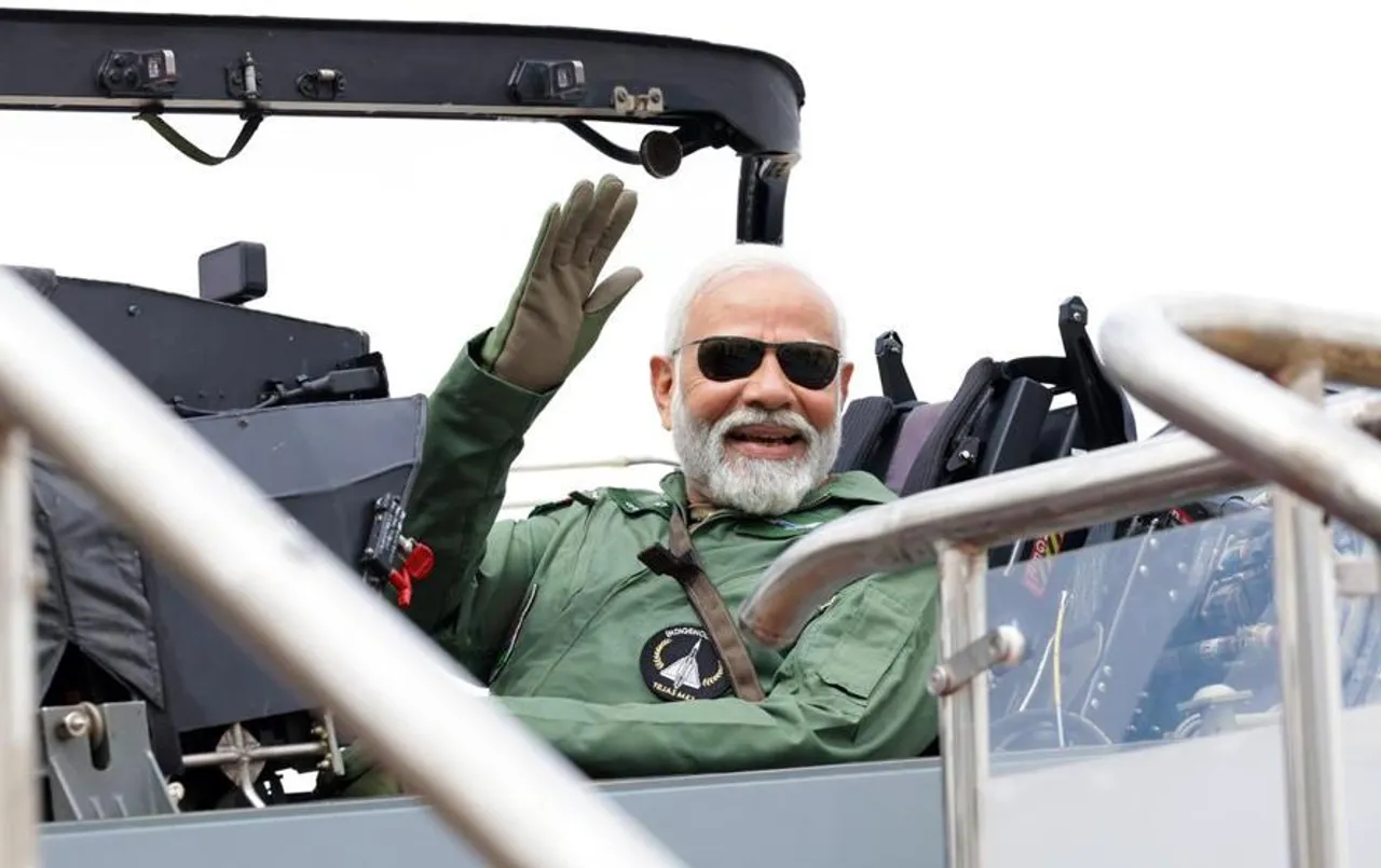 PM Modi Tejas Fighter Plane: प्रधानमंत्री मोदी ने भरी तेजस फाइटर प्लेन की उड़ान, बताया- गजब का रहा अनुभव