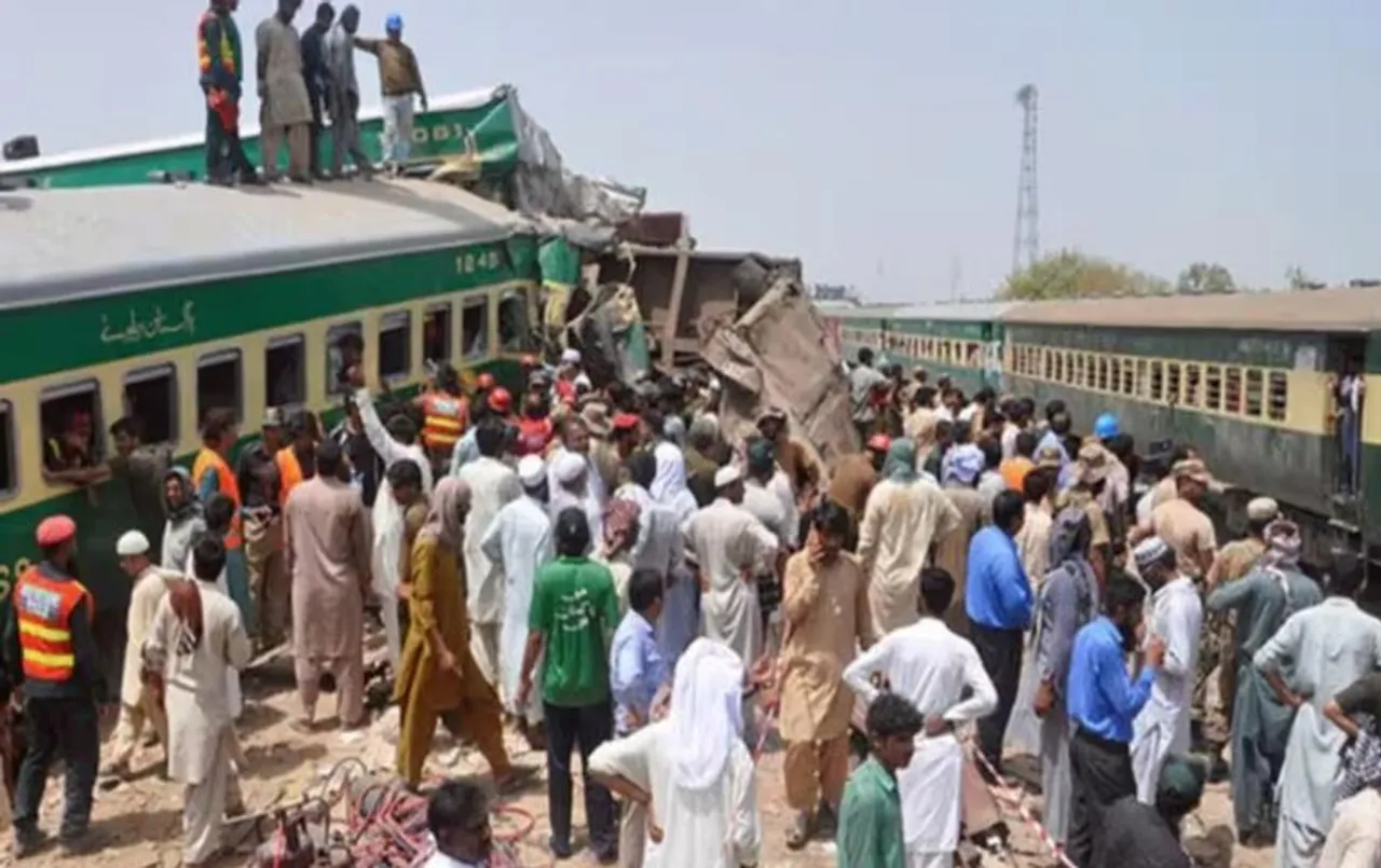 Pakistan News: पाकिस्तान में हुआ बड़ा रेल हादसा, 10 बोगियां पटरी से उतरीं; 15 की मौत