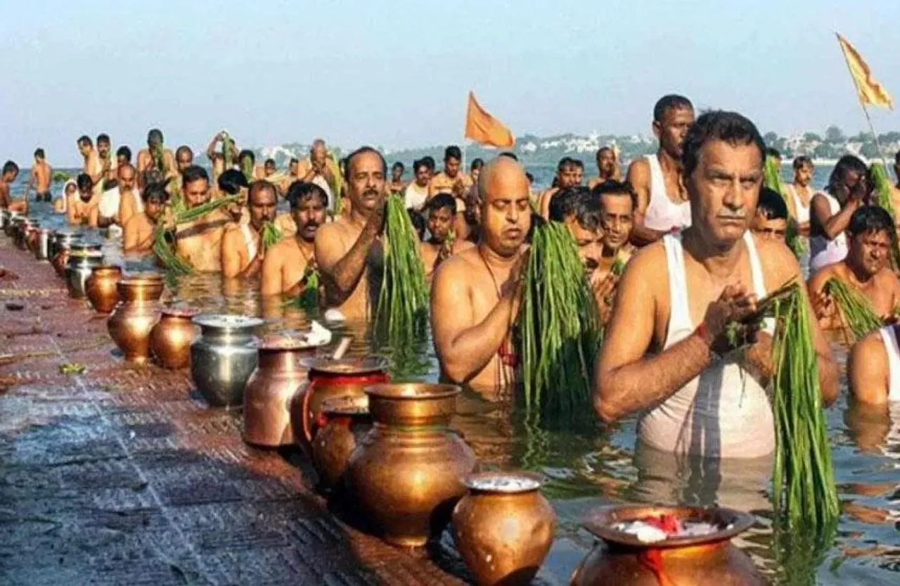 Pitru Paksha 2023: शुरू होने वाले हैं पितृपक्ष, क्या है पितरों को जल देने का सही समय और तरीका