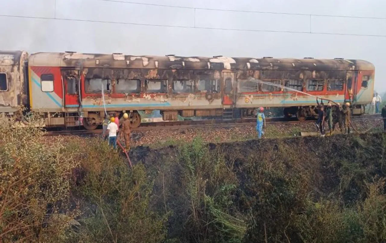 Railway Compensation Rules: ट्रेन में आगजनी और हादसा होने पर भारतीय रेलवे देता है मुआवजा, जानें प्रक्रिया