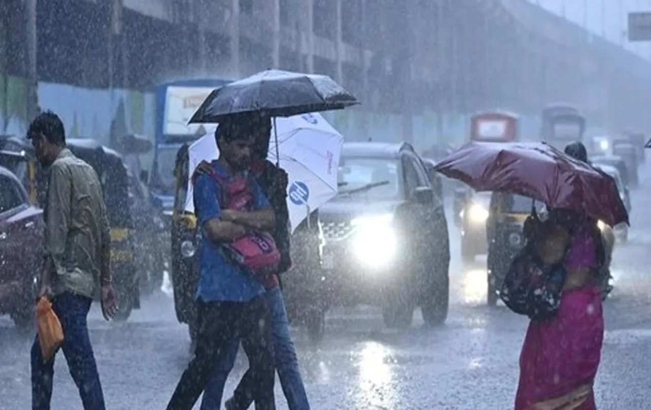 India Weather Update: तमिलनाडु में भारी बारिश से कई हिस्सों में भरा पानी, जाने राज्यों में कैसा रहा मौसम का हाल