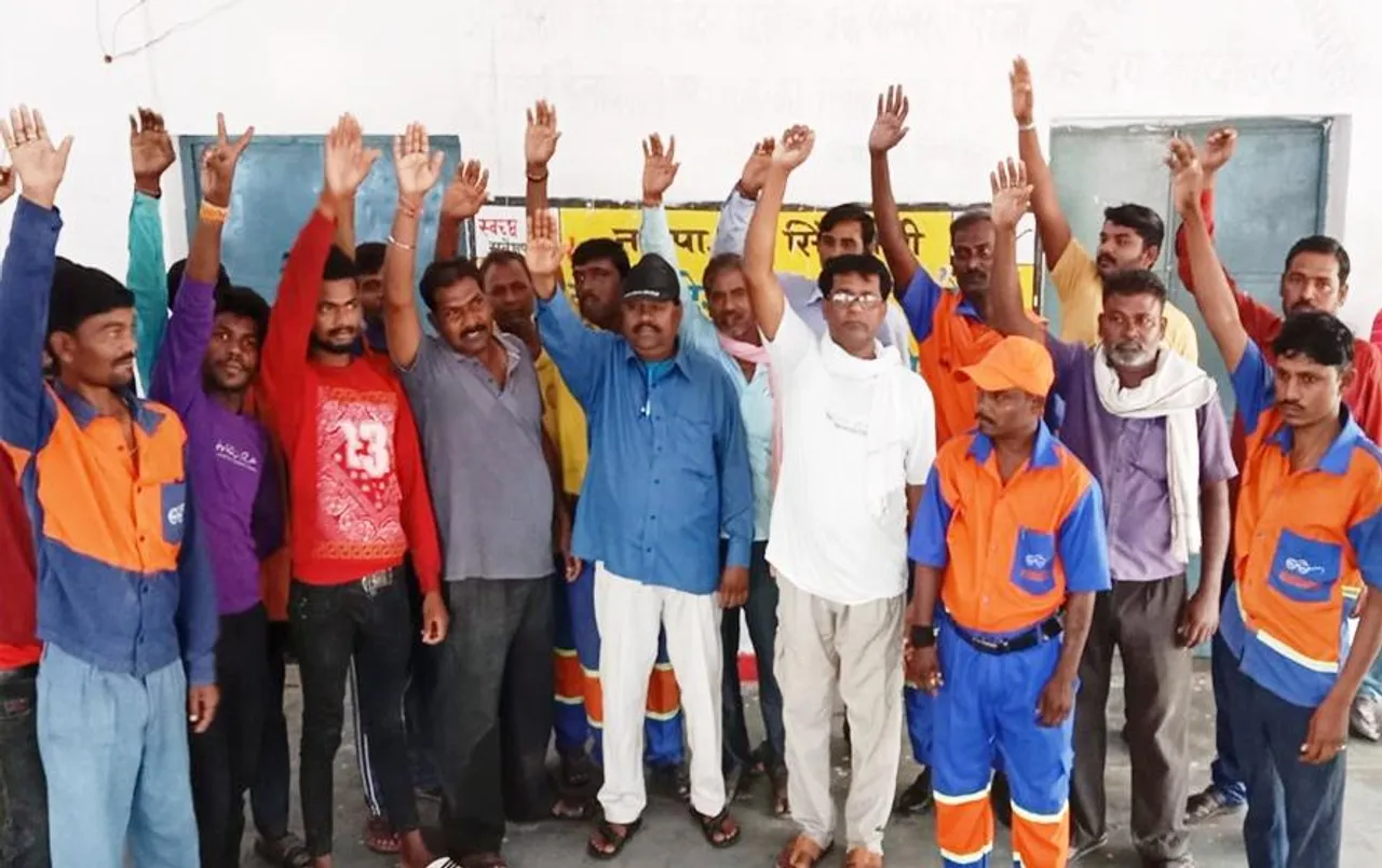 MP News: कटनी में लगा गंदगी का अंबार, काम छोड़ अनिश्चितकालीन धरने पर बैठे सफाईकर्मी, जानें पूरी खबर