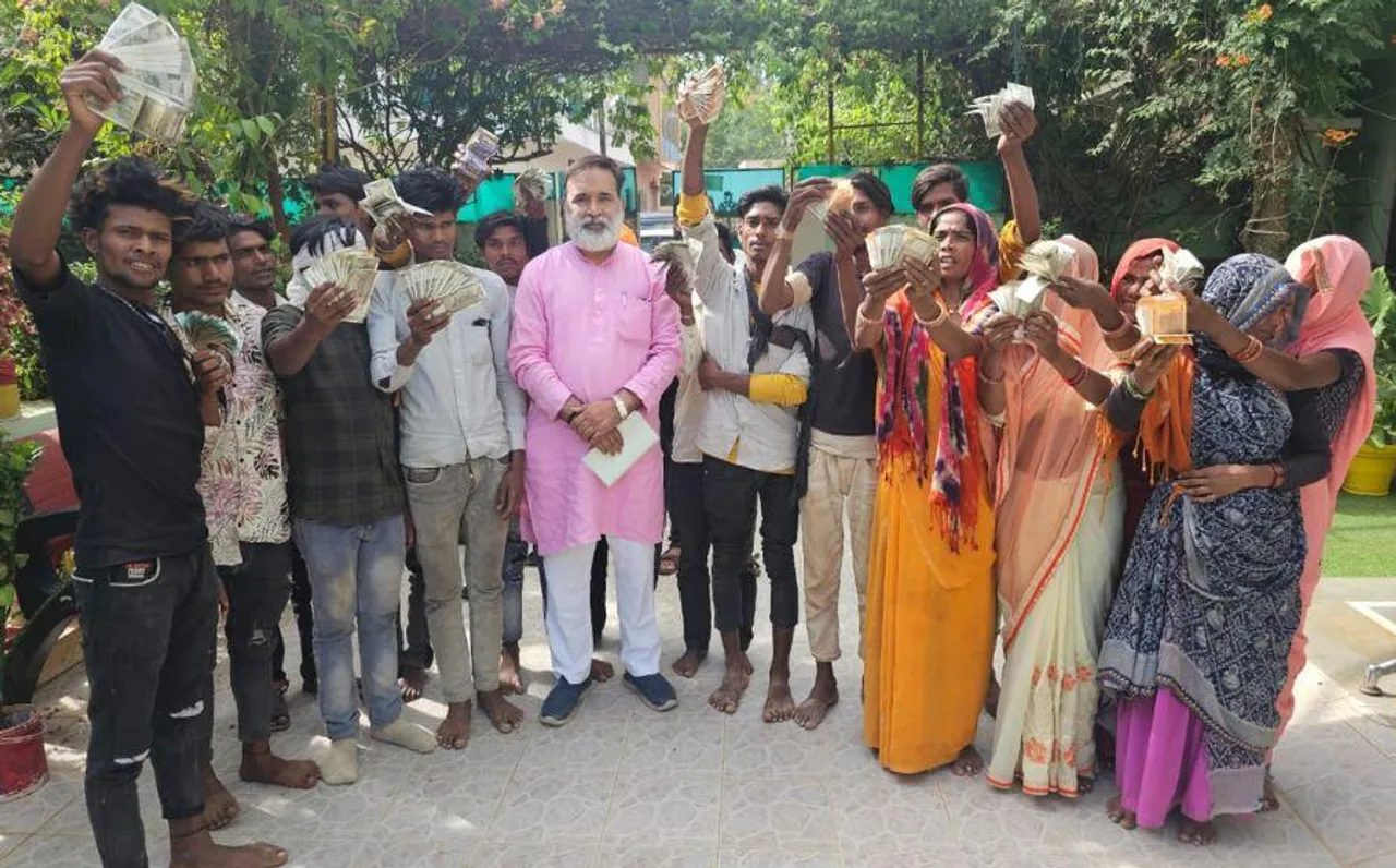 MP News: शिवपुरी में संजय बेचैन ने सरकारी अमले से वापस दिलाए आदिवासियों के पैसे, जनमन आवास के बदले ली थी रिश्वत