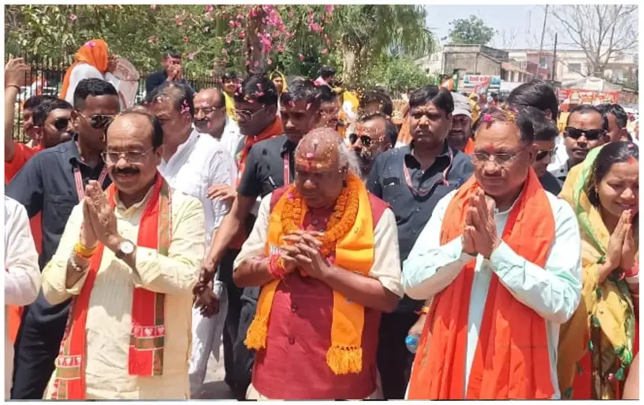 चिंतामणि महाराज की नामांकन रैली: शंख, डमरू और मंत्रोच्चार से गूंजा शहर, बनारस के रामजनम योगी भी पधारे