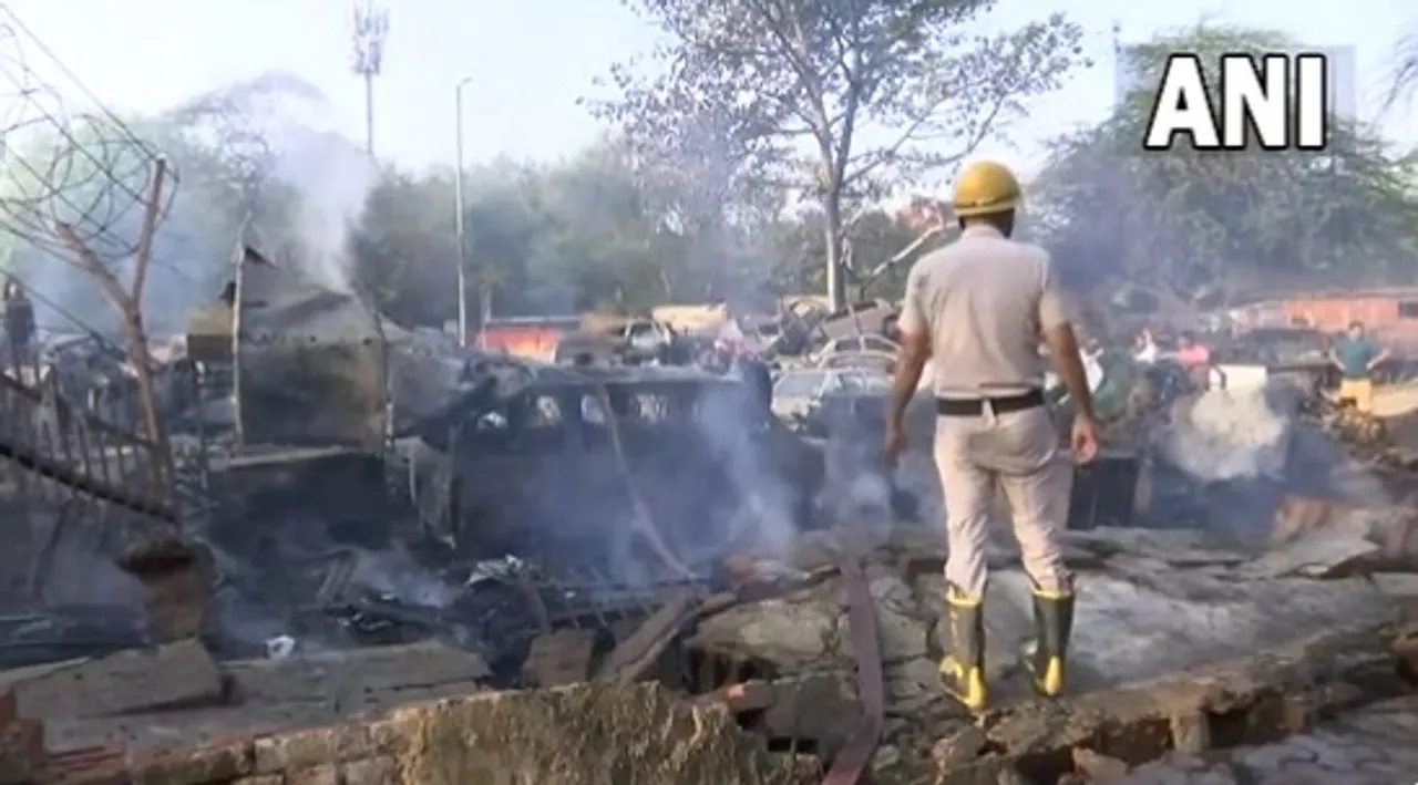 Delhi Fire Incident: SDMC स्क्रैप यार्ड में आग के उठे गुबार, कई गाड़ियां जलकर हुई खाक