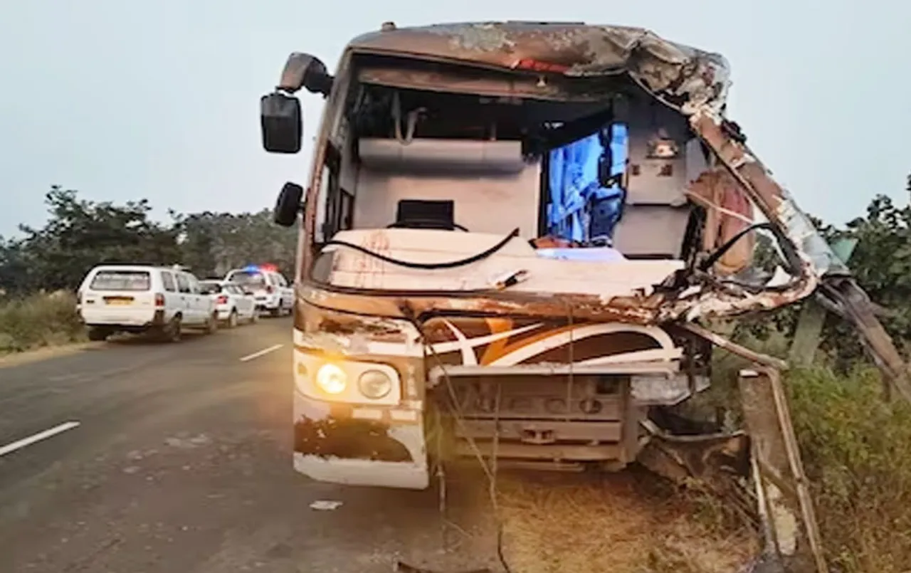 Seoni News: नागपुर से मंडला जा रही तेज रफ्तार बस ट्रक से टकराई, 30 लोग घायल