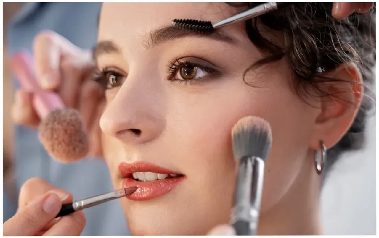 Summer Makeup Tips: गर्मियों के मौसम में अपने मेकअप को रखें रिफ्रेश, ये हैं 6 समर मेकअप टिप्स, फटा-फट करें नोट