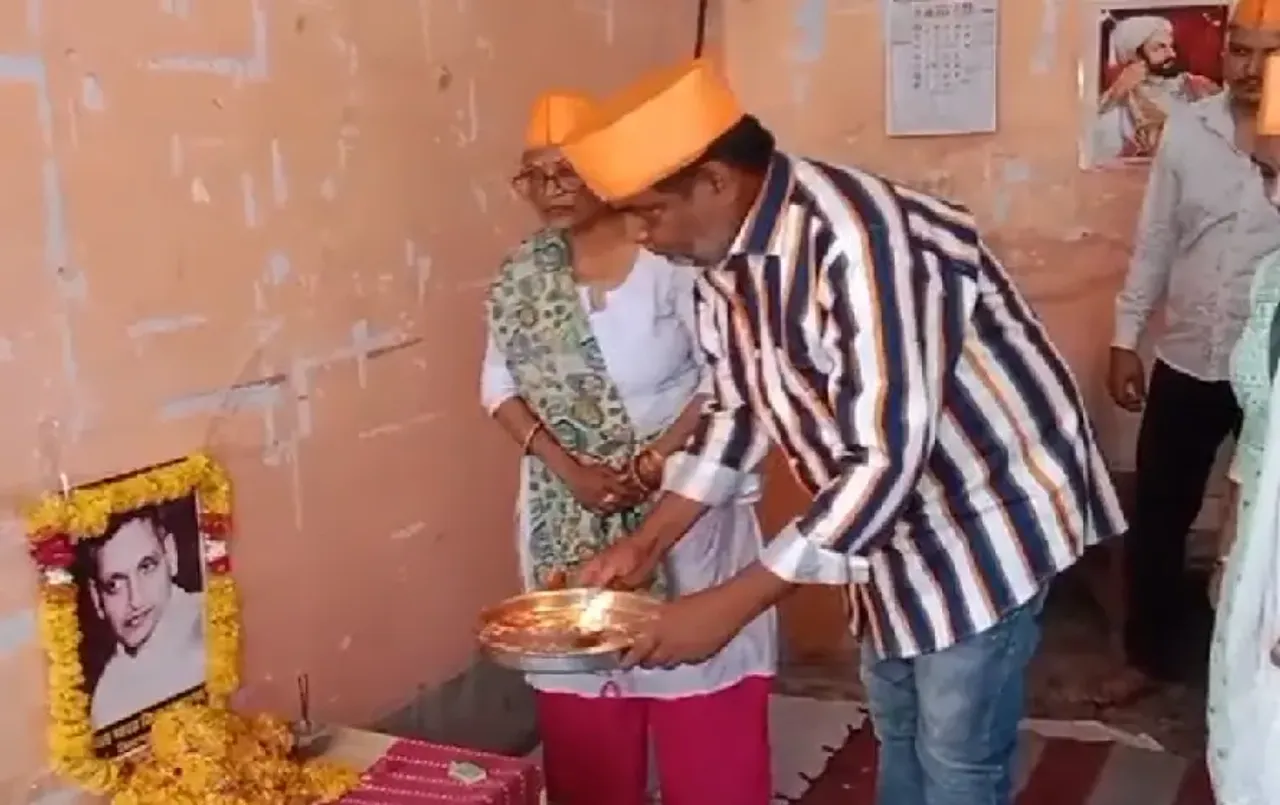 हिंदू महासभा का गोडसे प्रेम: ग्वालियर में महात्मा गांधी के हत्यारे की उतारी आरती, मूर्ति लगाने की करडाली मांग