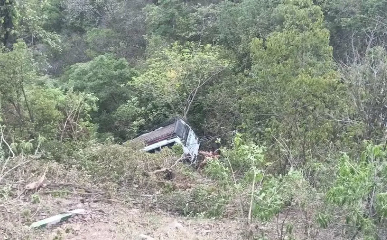 जम्मू- कश्मीर में आतंकी हमला:  यूपी के 10 श्रद्दालुओं की मौत, आतंकियों ने ड्राइवर को गोली मारी, गहरी खाई में गिरी बस