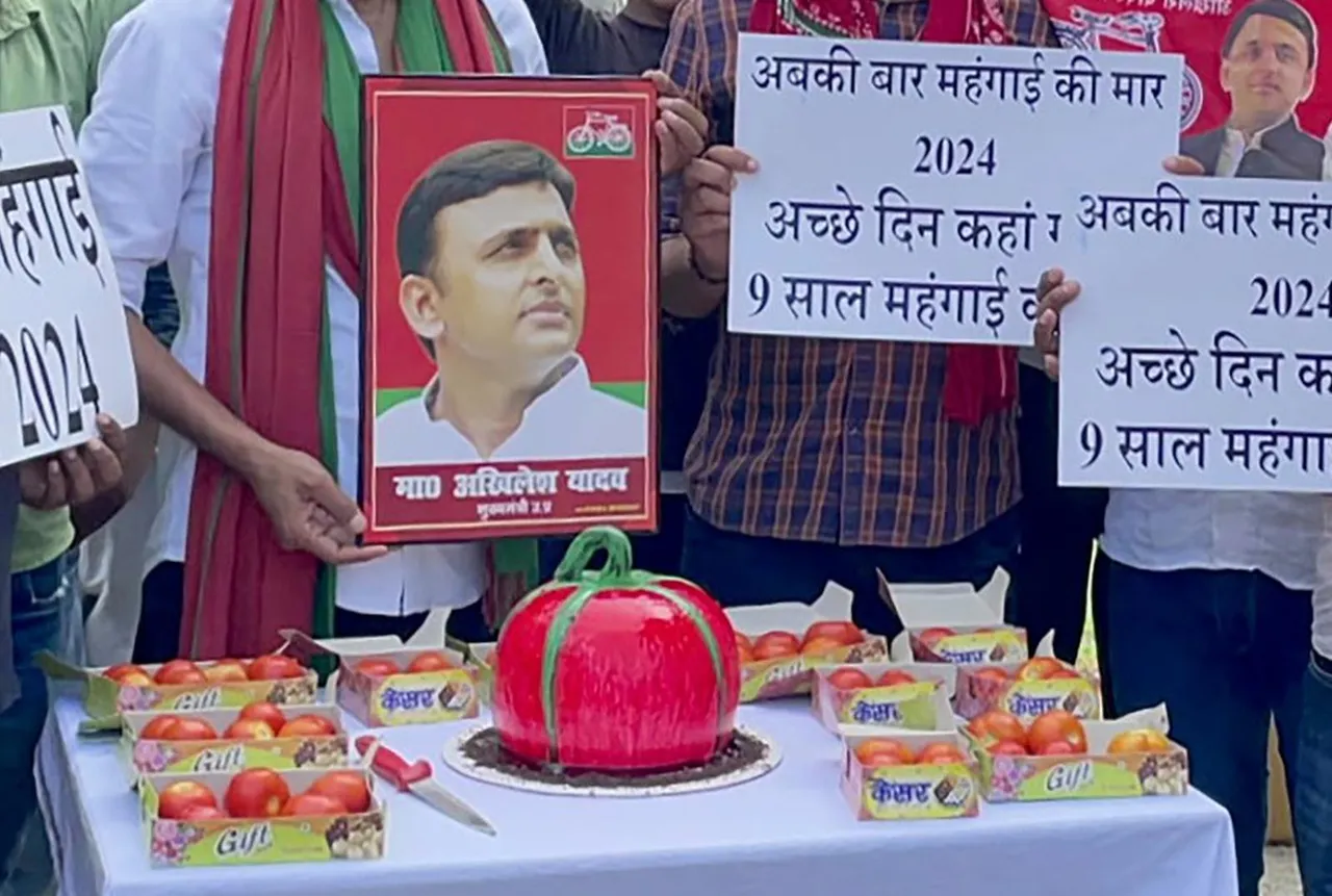 Tomato Shape Cake: इस दिग्गज नेता को जन्मदिन पर मिला टमाटर का तोहफा, काटा टमाटर शेप का केक  ________________________________________