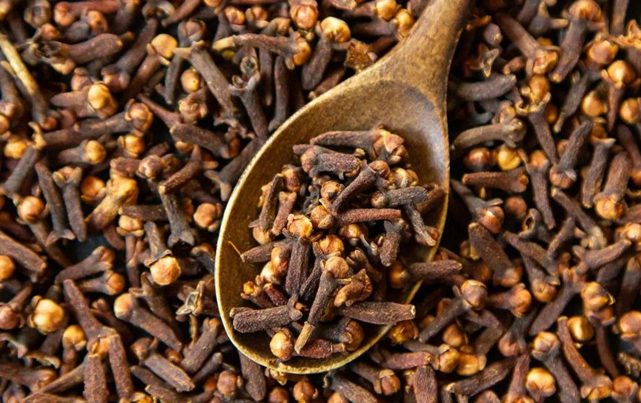Cloves Health Benefits: सिर्फ खाने में स्वाद बढ़ाने ही नहीं कमाल के स्वास्थ्य फायदे देती है लौंग, जानिए