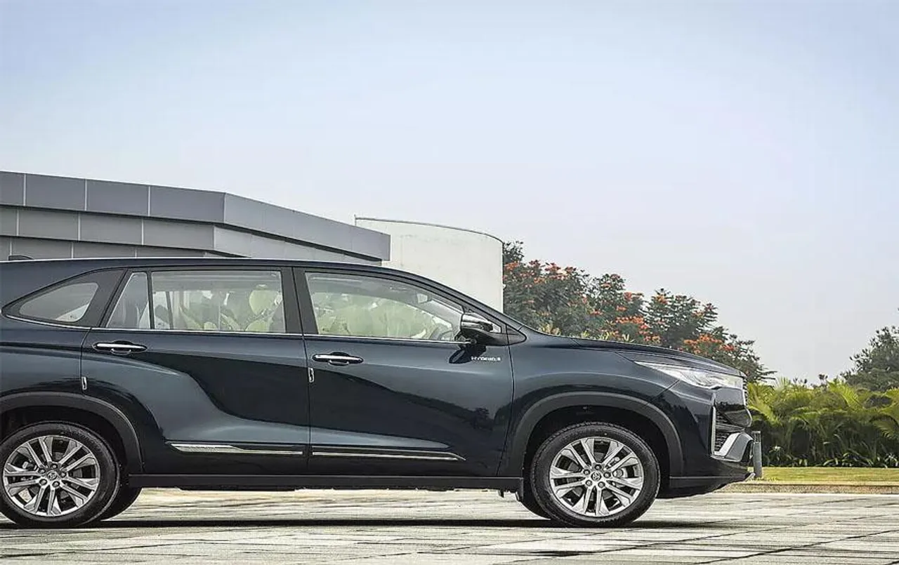 Maruti Suzuki Latest Car: दमदार माइलेज के साथ भारत में मारुति सुजुकी इनविक्टो लॉन्च, जानें कीमत