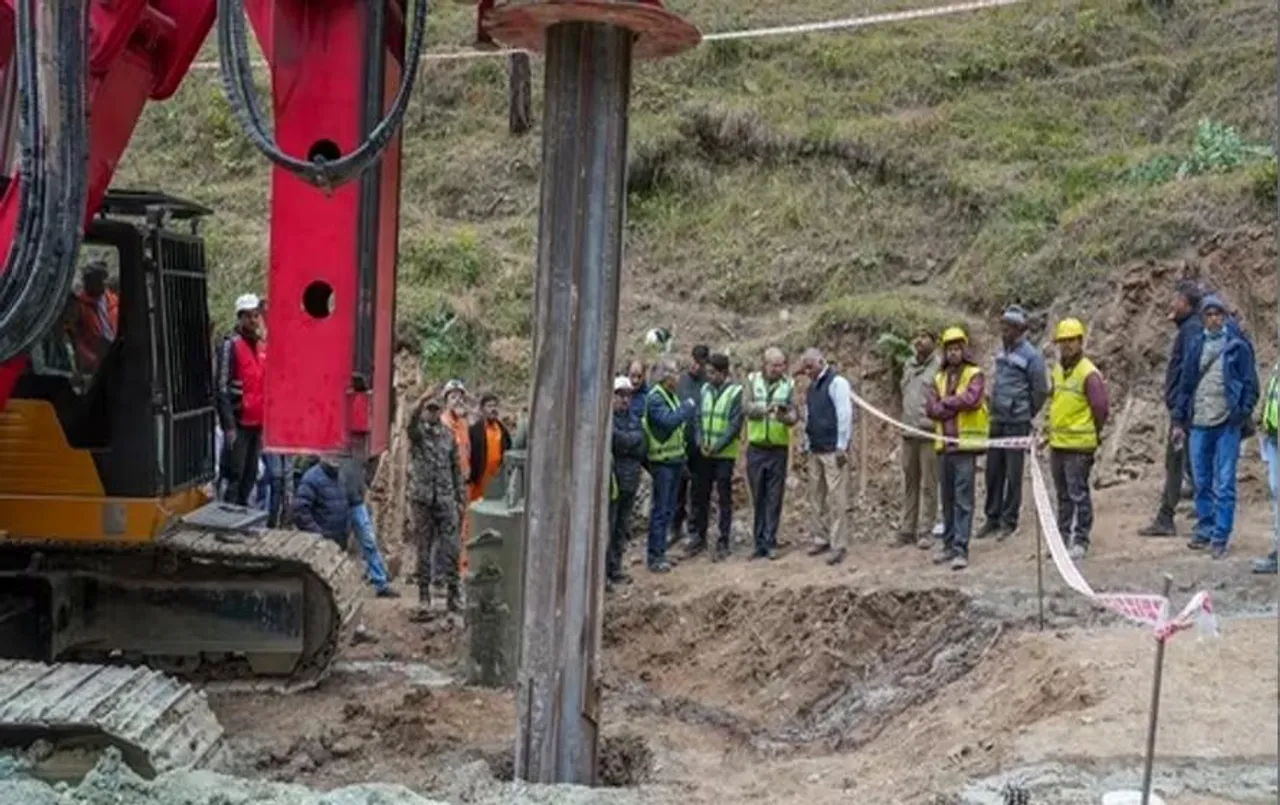 Uttarakhand Tunnel Rescue: टनल में फंसे मजदूर की हेल्थ पर रोबोट रखेंगे नजर, मैनुअली हॉरिजॉन्टल ड्रिलिंग शुरू