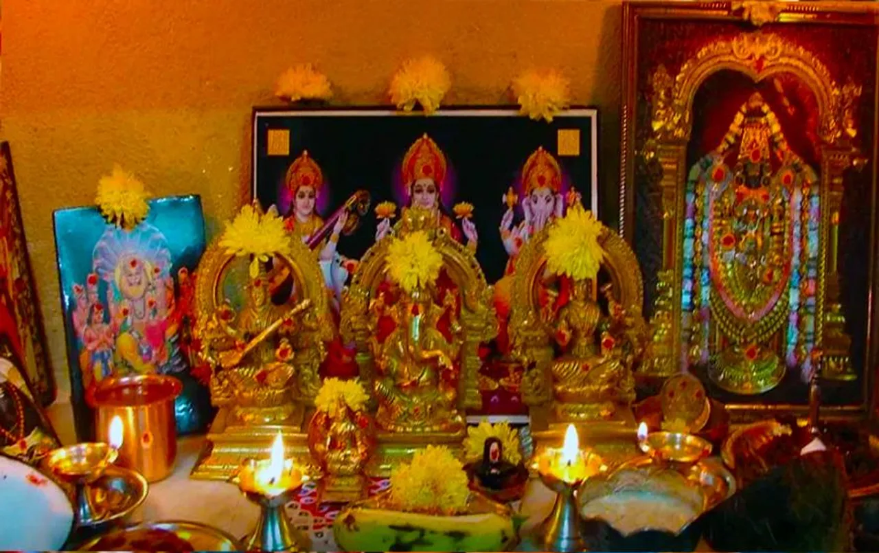 Vastu Tips: ऐसे भूलकर भी ना रखें भगवान की मूर्तियां, यहां जानिए पूजा घर से जुड़ी जरूरी बातें