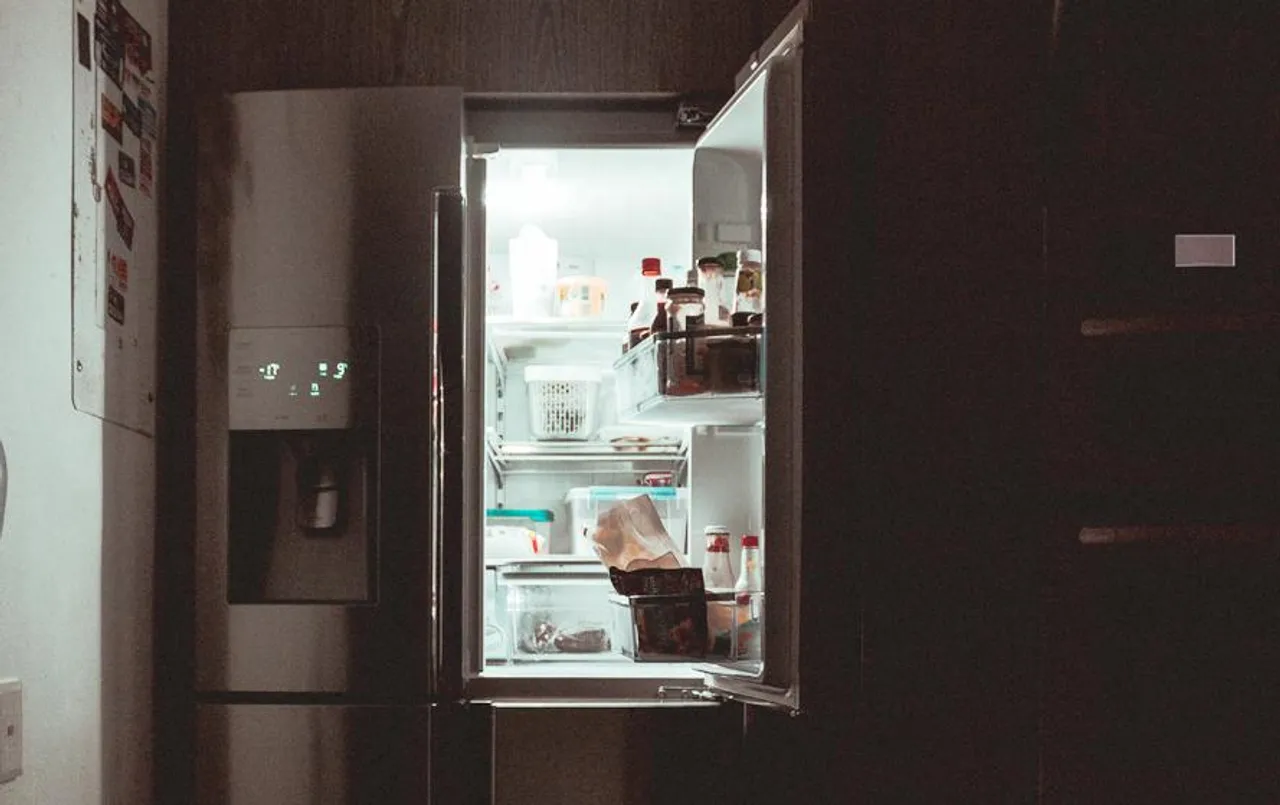 Vastu Tips for Fridge: भूल से भी फ्रिज में न रखें बासी खाना और दवाइयां, घर में बढ़ सकती हैं ये परेशानियां