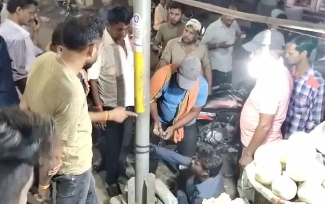 भीड़ ने चोर को दी ऑन द स्पॉट सजा: बिजली के खंबे से बांधकर की जमकर धुनाई, जानें वजह
