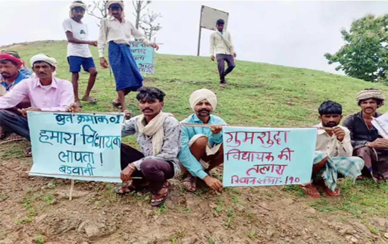MP News: ग्रामीणों ने विधायक, सांसद को बताया गुमशुदा, पोस्टर लगाकर गांव में नेताओं के प्रवेश पर लगाई रोक