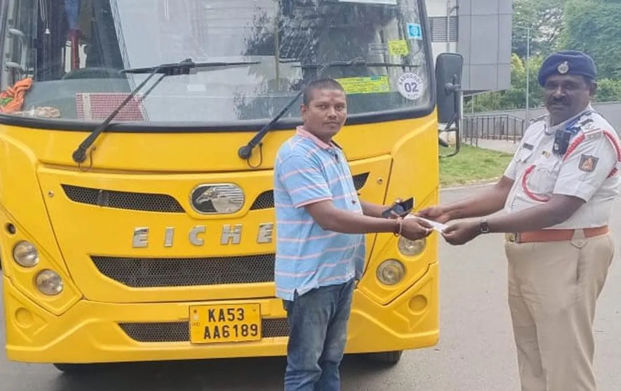 Viral News: चालान कटने पर बस ड्राइवर ने दिया पोज, वायरल हो रहा फोटो