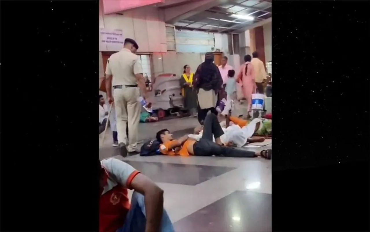 Viral News: प्लेटफॉर्म पर सो रहे यात्रियों पर पुलिसवाला डाल रहा था पानी, वायरल हुआ वीडियो