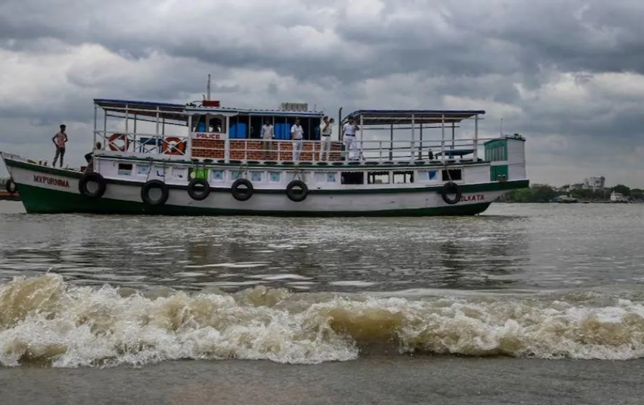 बंगाल में 135 km की स्पीड में Remal की तबाही शुरू: अब तक 4 लोगों की मौत, आधी रात को टकराएगा पश्चिम बंगाल के तटों से