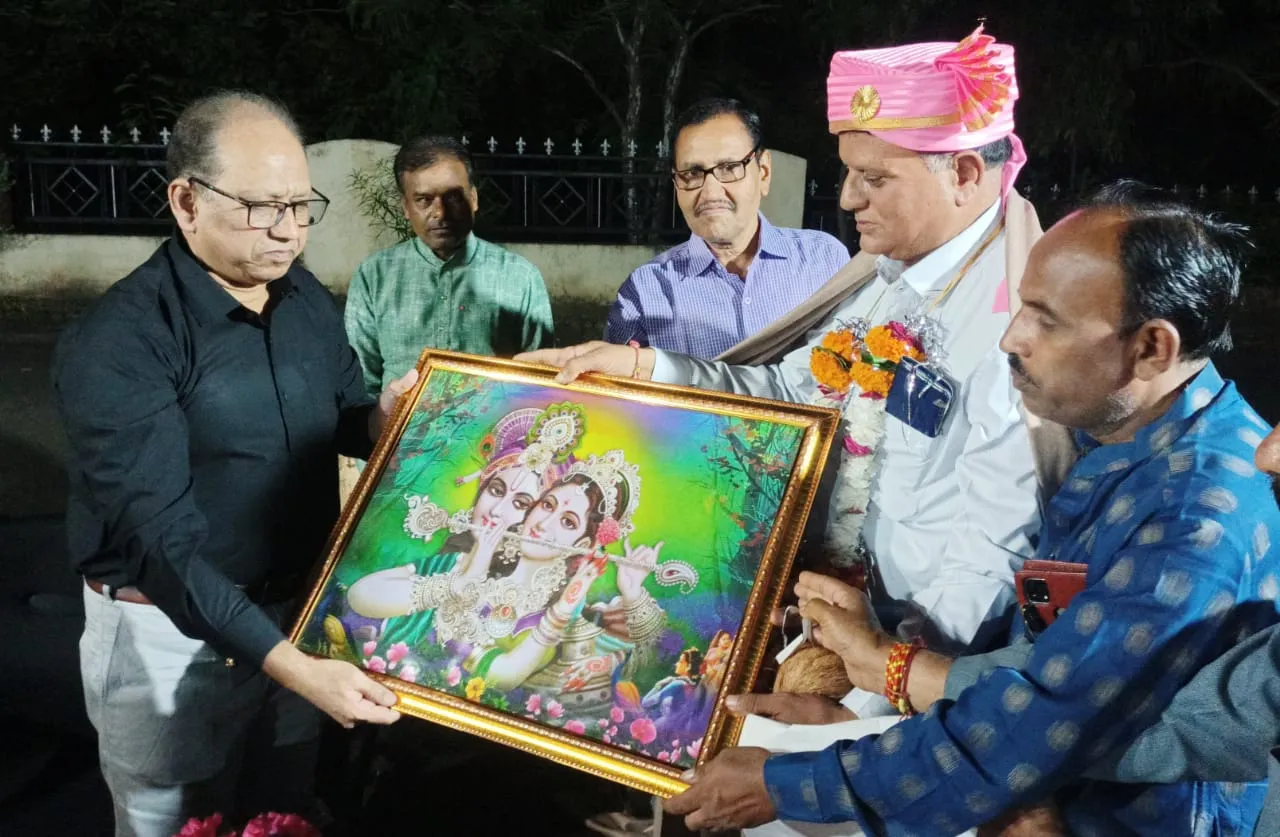 Shajapur News : न्यायिक कर्मचारी राजेन्द्र वर्मा काे सेवानिवृत्ति पर दी विदाई