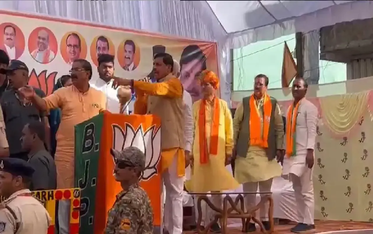 सालों को अकल नहीं: सीएम मोहन यादव ने पुलिसवालों को मंच से लगाई फटकार, जनता ने बजाईं तालियां, देखें वीडियो