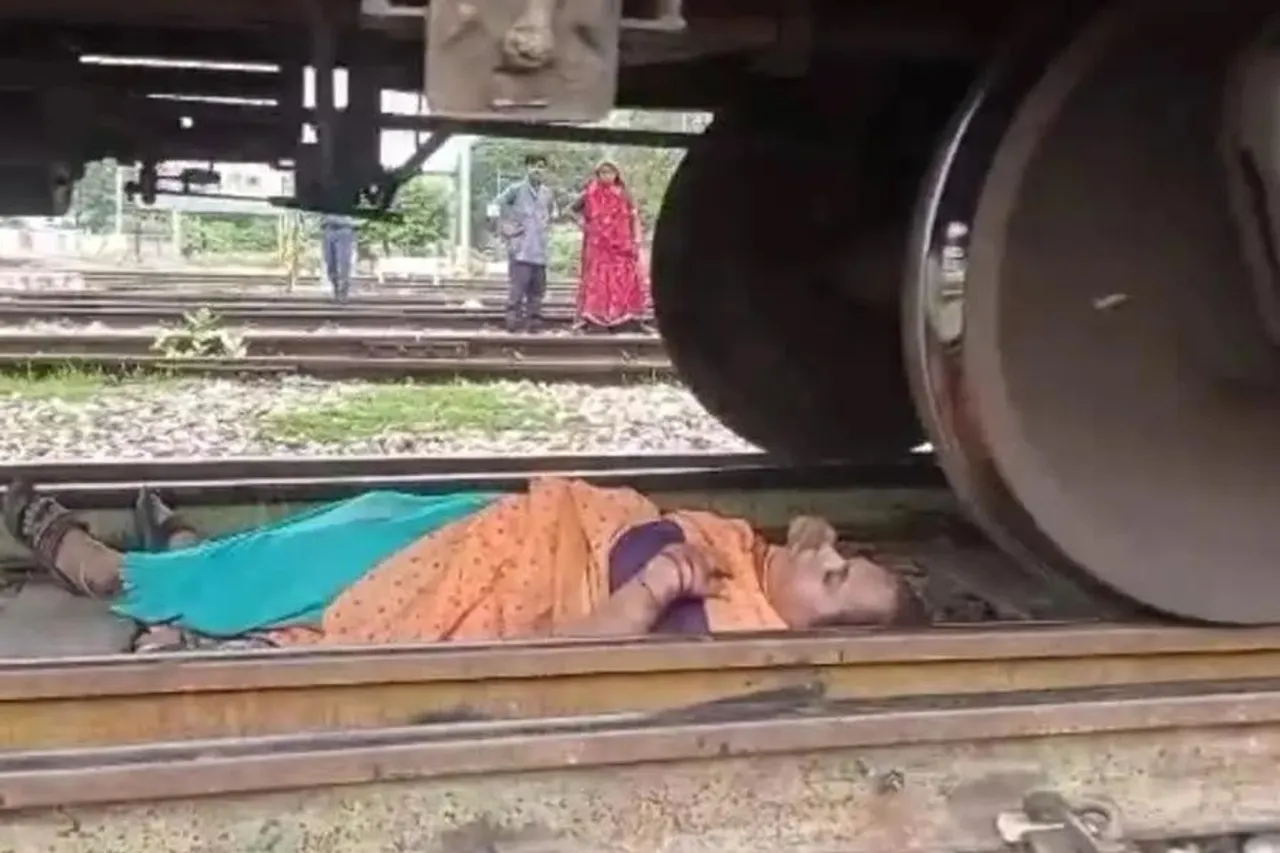 Kasganj News: रेलवे ट्रैक पर चलती मालगाड़ी के नीचे 30 सेकेंड तक लेटी रही महिला, जानिए फिर क्या हुआ