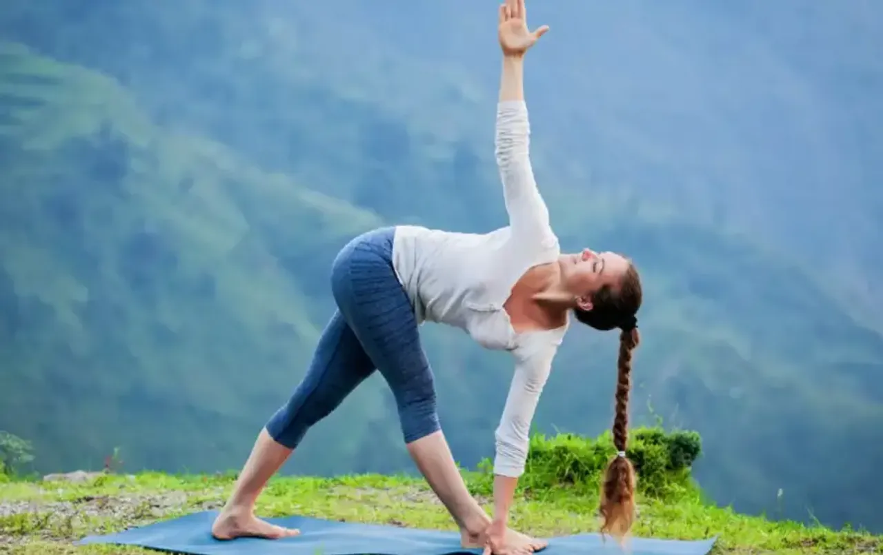 Trikonasana Yoga: त्रिकोणासन योग करके आप रह सकते हैं स्‍वस्‍थ, जानिए कैंसे करें ये आसन और क्‍या हैं इसके लाभ
