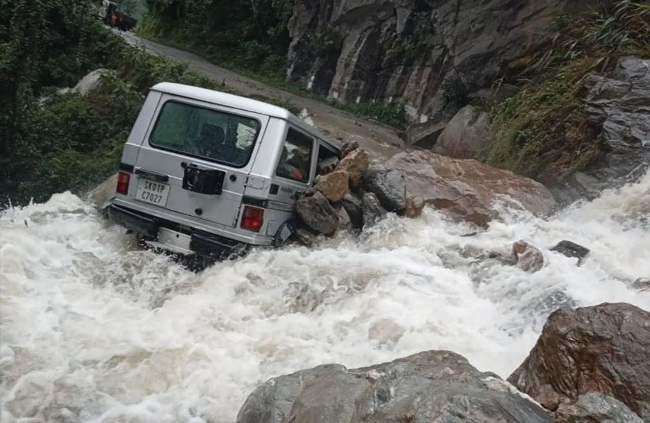 Sikkim: पानी के तेज बहाव में फंसी पर्यटकों से भरी बोलेरो, बीआरओ के जवानों ने किया रेस्क्यू, देखिए वीडियो