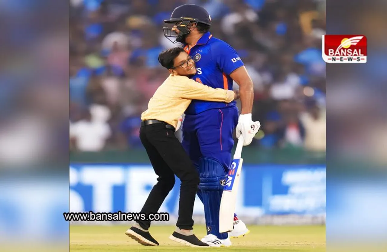 IND vs NZ: रायपुर वनडे में दिखी हिटमैन की दीवनगी, बीच ग्राउंड में बच्चे ने लगाया गले, देखें वीडियो