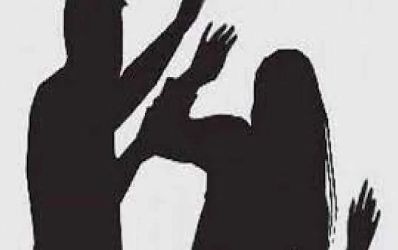 Agra News: आगरा के रेस्तरां में महिला पर्यटकों से हुई बदसलूकी, चार गिरफ्तार