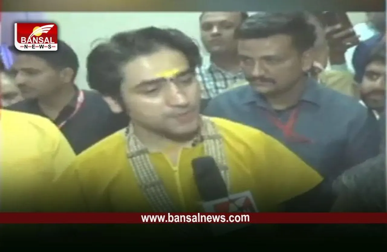 Bageshwar Dham: बागेश्वर धाम के पंडित धीरेंद्र कृष्ण शास्त्री, क्यों नहीं लेते कथा की फीस?