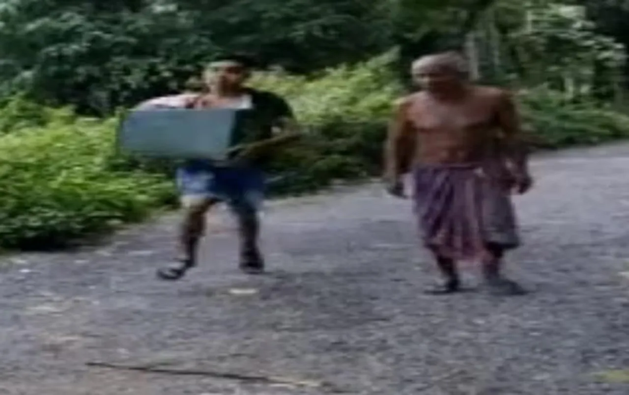 Bengal Panchayat Elections: वोटिंग के दौरान तेजी से बैलेट बॉक्स लेकर भागा युवक, यहां देखें VIDEO