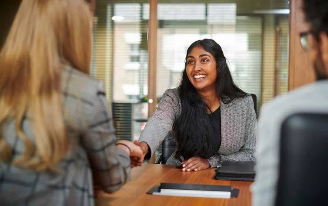 Resume Tips: इन 6 टिप्स की मदद से अपना सीवी बनाएँ और भी दमदार