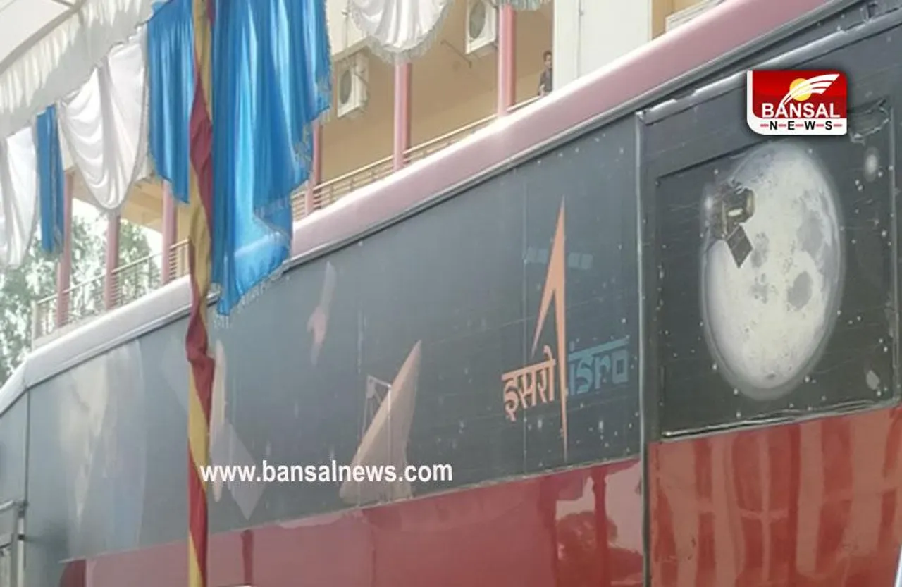 Bhopal: LNCT कॉलेज में इसरो की ओर से आयोजित प्रदर्शनी में साइंटिस्ट ने छात्रों को दी जानकारी