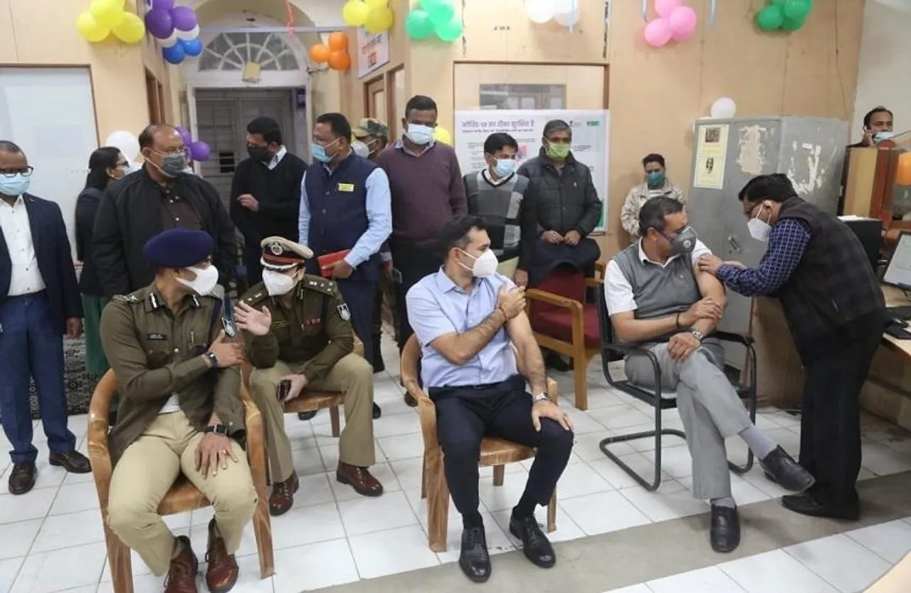 Booster dose:कलेक्टर परिसर में कलेक्टर,आई जी ग्रामीण, जिला पंचायत सीईओ ने लगवाया बूस्टर डोज