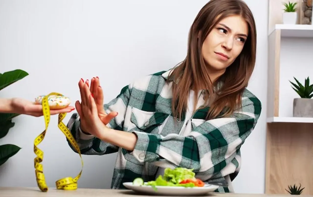 Crash Diet Side Effects: क्रैश डाइट प्लान से वजन कम होने की बजाय हो सकते हैं ये नुकसान, याद रखें