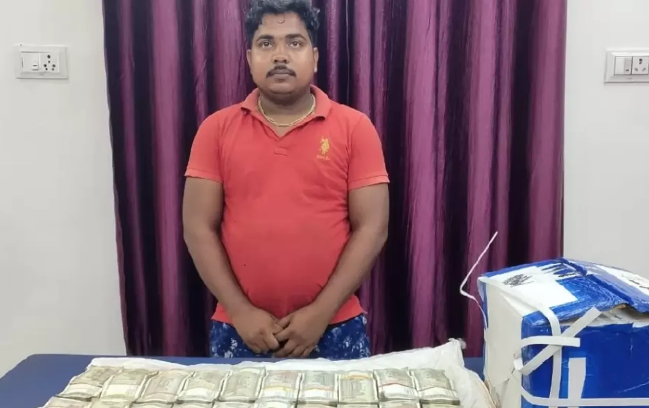 CG News: लोकसभा चुनाव के बीच पुलिस की बड़ी कार्रवाई, Raipur में पुलिस ने जब्त किए आलू की बोरियों के बीच से 50 लाख कैश