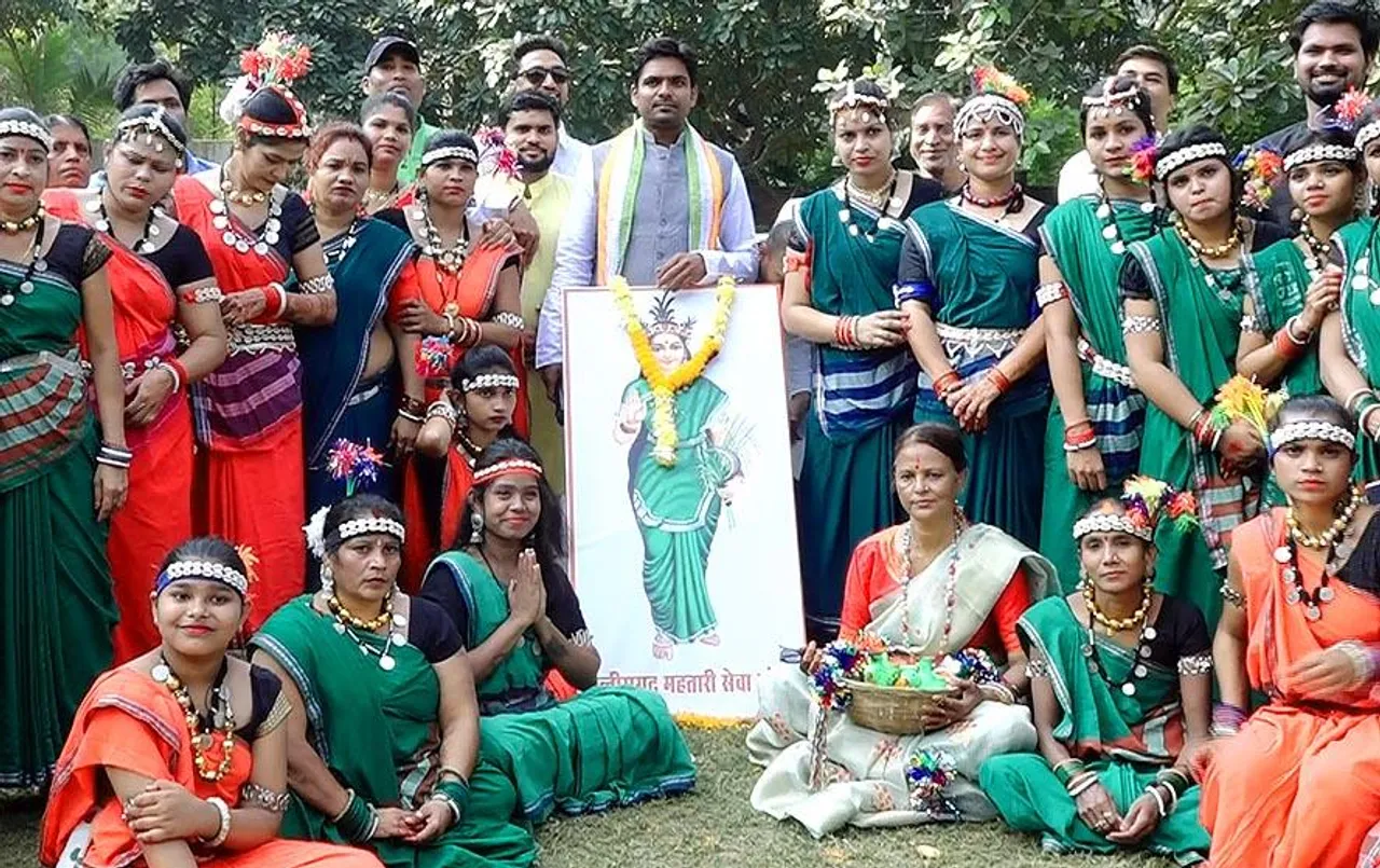 Chhattisgarh Foundation Day 2023: स्थापना दिवस पर महिलाओं ने पारंपरिक वेशभूषा पहनकर किया सुआ नृत्य, व्रत में भी रहा उत्साह