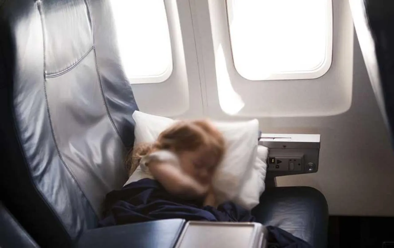 Child Sick on Plane: विमान में बच्चे को सांस लेने में हुई तकलीफ, रोने लगी मां, यात्री चिकित्सकों ने किया इलाज