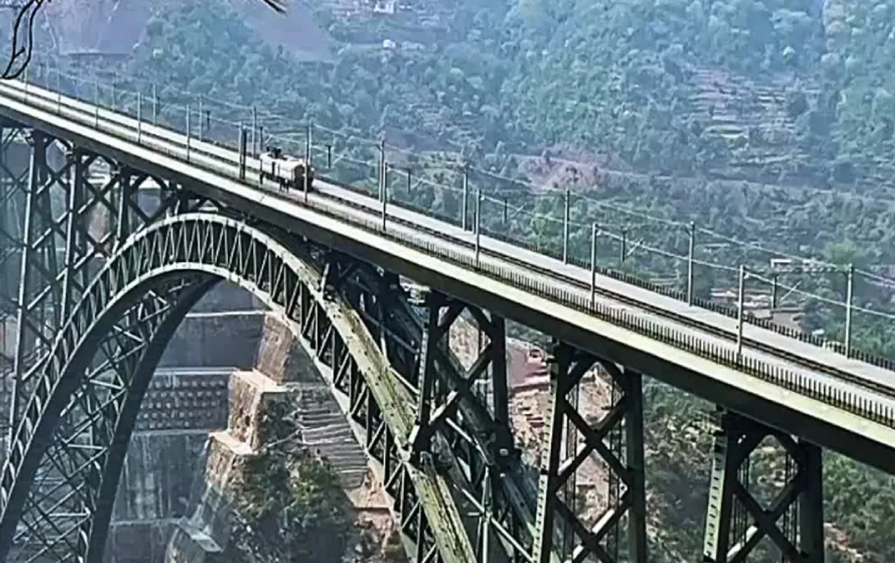 Chenab Bridge: दुनिया के सबसे ऊंचे चिनाब ब्रिज पर चली ट्रेन, जम्मू- कश्मीर में ट्रेन का ट्रायल रन हुआ पूरा