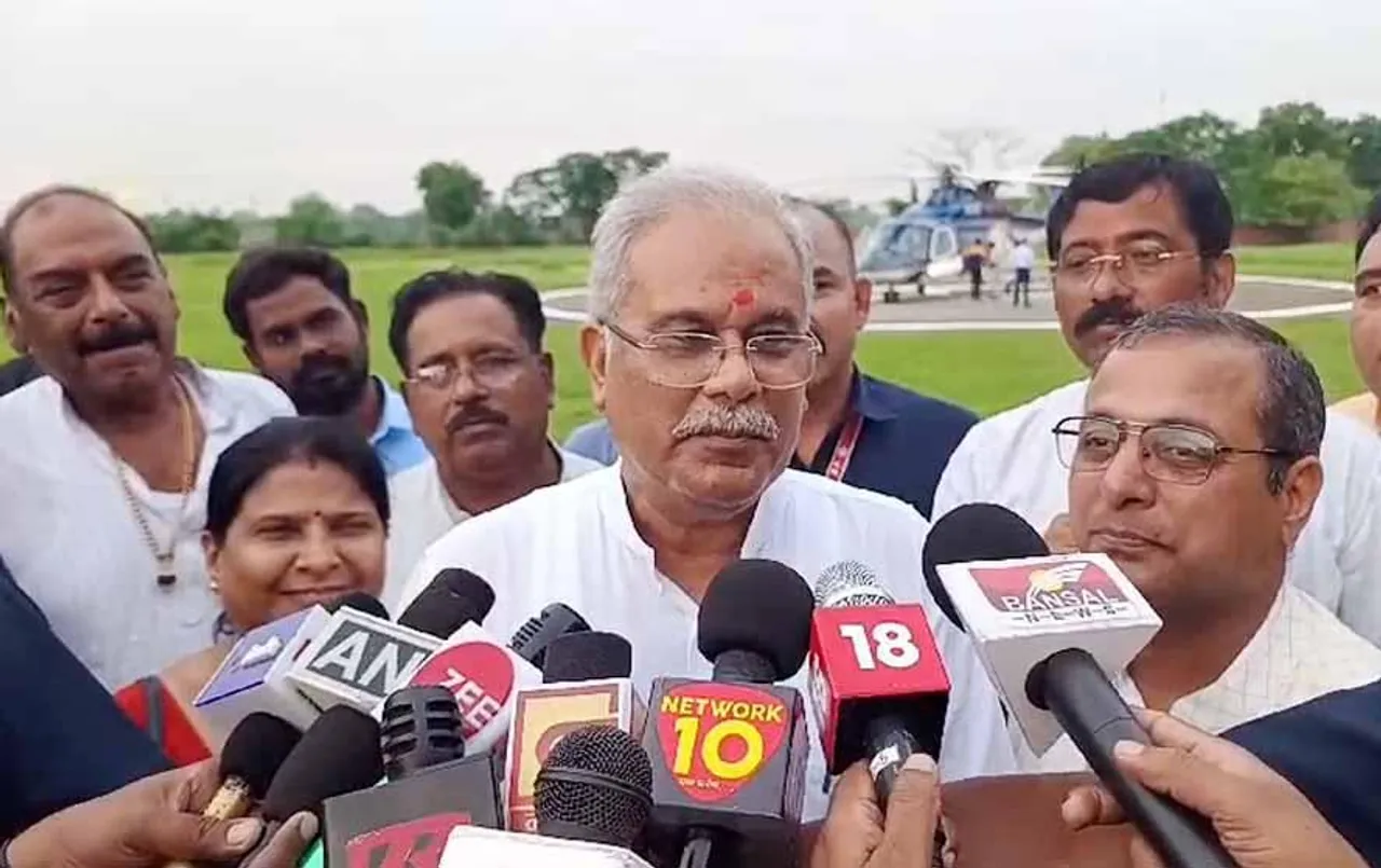 सीएम भूपेश बघेल के पैर के पास पहुंचा सांप, बोले- 